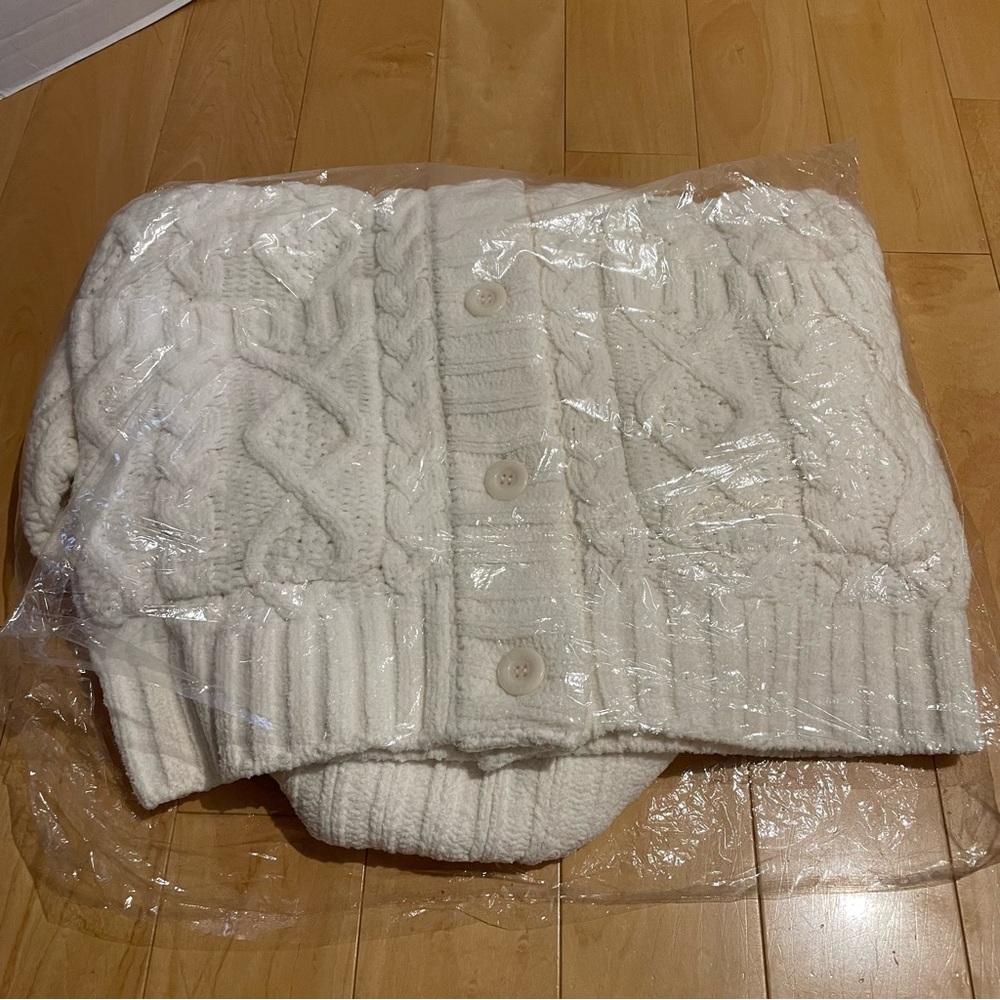 NWT women’s white knitted high collared hello kitty cardigan - Picture 3 of 9